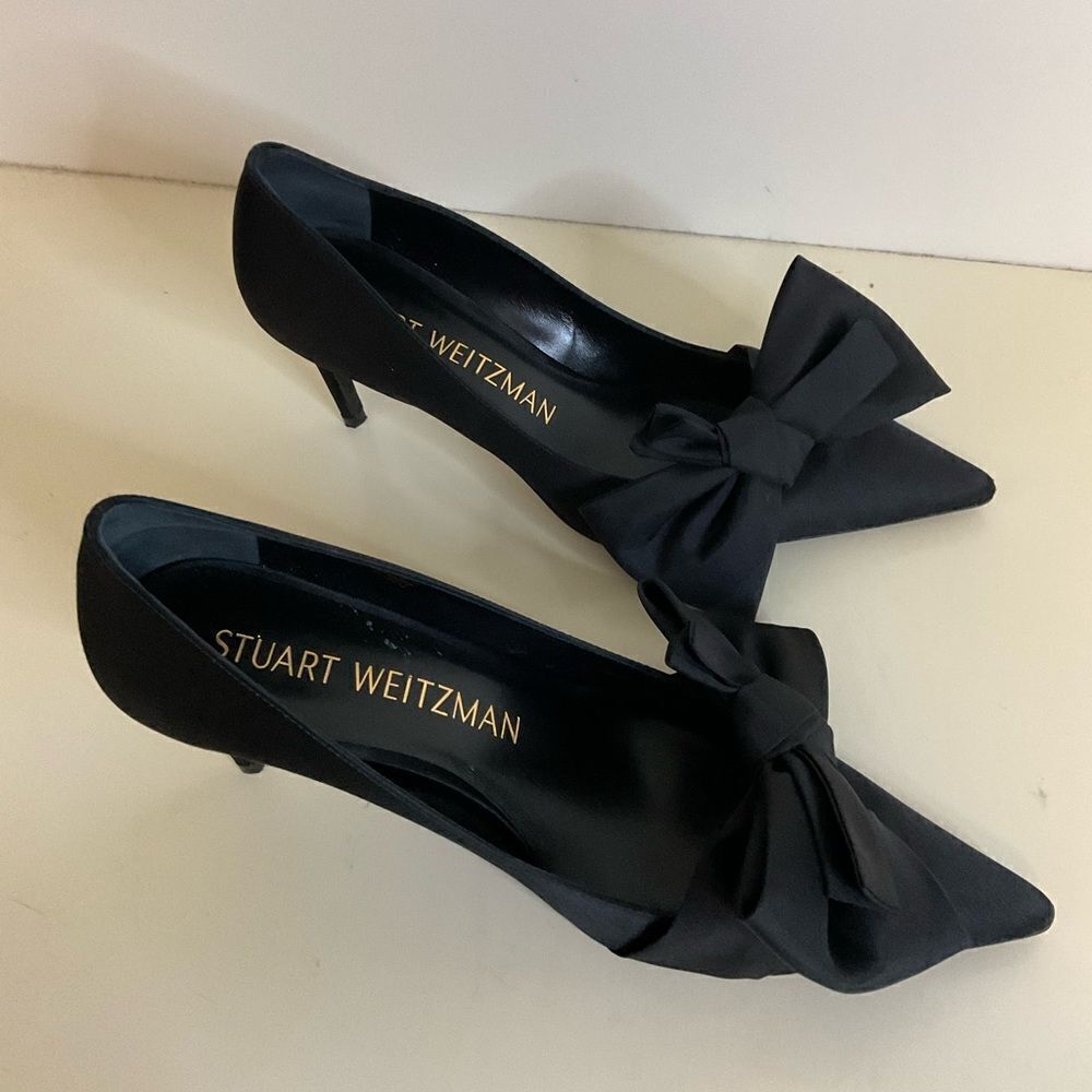Stuart Weitzman love knot black pump in excellent condition size 8.5. - Picture 5 of 8